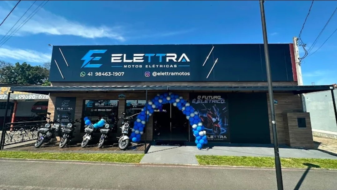 Fachada da Elettra Motos Elétricas em Colombo com painel preto e azul