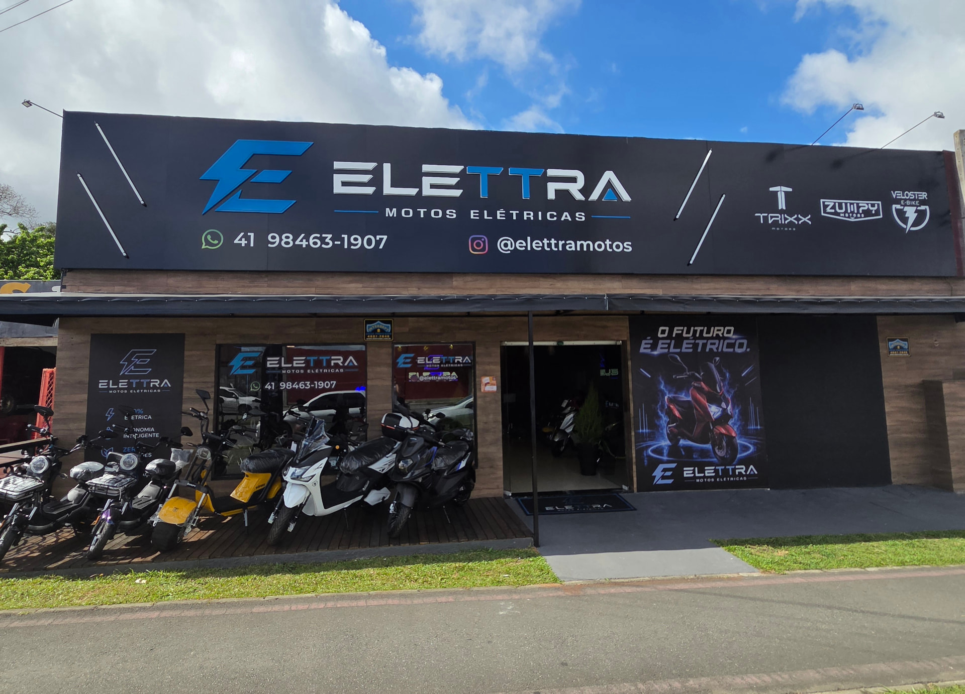 Fachada da Elettra Motos Elétricas em Colombo com painel preto e azul